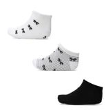 Pack de tres pares de medias tobilleras, incluye un par blanco liso con pequeños moños negros estampados, un par a rayas blancas y negras con el mismo estampado de moños, y un par negro liso.