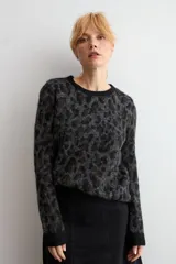 Sweater de punto con diseño animal print en tonos gris oscuro y negro, de cuello redondo y manga larga.
