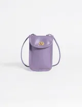 Bandolera porta celular color lila, de diseño compacto y minimalista con cierre de broche giratorio metálico en tono dorado. Incluye correa fina ajustable para llevar al hombro o cruzada.