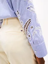 Pantalón corto color crema, de corte amplio, con dos bolsillos laterales y dos bolsillos traseros.