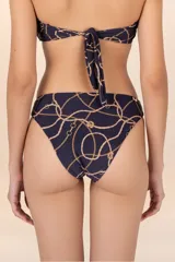 Calzón de bikini azul oscuro con estampado de cadenas y cuerdas doradas, de corte intermedio y cobertura media.