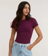 Body de cuello redondo y manga corta, confeccionado en tejido de poliamida con elastano. Presenta un diseño liso y ajustado al cuerpo con cierre en la entrepierna.