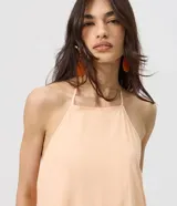 Enterito corto de viscosa color salmón con diseño de cuello halter, espalda abierta y caída fluida.