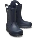 Botas de lluvia Crocs negras con asas grandes para facilitar su colocación y extracción. Presentan el logo de Crocs en la parte superior y detalles reflectantes en el talón.
