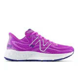 Championes de running New Balance modelo 880 v13, color fucsia con detalles en blanco y azul. Presentan entresuela Fresh Foam X para mayor amortiguación y suela de caucho NDurance para mayor durabilidad.