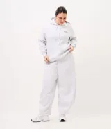 Pantalón deportivo gris melange de corte barrel, confeccionado en moletón con cintura elastizada y bolsillos funcionales.