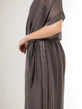Pantalón de seda italiana con forro de viscosa elastizada, de corte holgado y diseño fluido, con detalles de paillettes en los costados y cintura elastizada.