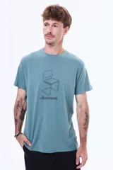 Remera de algodón color verde petróleo, con cuello redondo y estampa frontal de una silla de diseño lineal acompañada por la palabra 'chairman'.