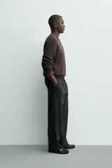 Sweater de punto perlado en color gris, con diseño relaxed fit, cuello redondo y manga larga. Cuenta con acabados en rib en cuello, puños y dobladillo.