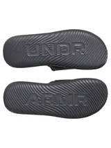 Sandalia tipo ojota Under Armour modelo Ignite Pro 8, color negro con logo blanco en la tira ajustable. Cuenta con plantilla de espuma viscoelástica y suela de EVA con relieve para mayor tracción.