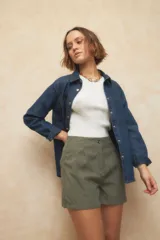 Short de vestir color verde oliva, tiro alto, con pinzas en la cintura y cierre frontal.