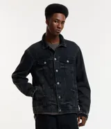 Campera de jean de hombre, color celeste claro con efecto desteñido y desgastado. Presenta cuello, manga larga, cierre frontal con botones blancos y dos bolsillos con solapa y botón en el pecho.