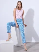 Pantalón de gabardina elastizada con estampado floral multicolor, marca Zac & Rachel. Modelo recto con pretina ancha elastizada.
