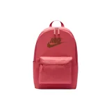 Mochila Nike Heritage color rosa con logo marrón, bolsillo frontal con cierre y bolsillos laterales.