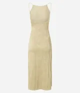 Vestido midi de jersey texturizado color verde oliva, con escote halter, espalda descubierta, breteles finos y tajo lateral.