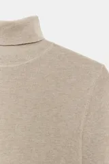 Jersey de punto con lana, color celeste, de cuello subido y manga larga, con diseño ajustado al cuerpo.
