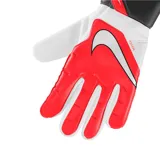 Guantes de fútbol Nike Goalkeeper Match para adulto, color blanco con detalles en rojo y negro. Cuentan con acolchado suave y superficie lisa para mejor agarre en condiciones secas y mojadas.