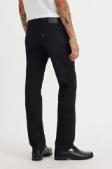 Pantalón de jean corte slim fit, color negro, con cierre de botones y cinco bolsillos clásicos.