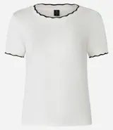 Top de manga corta ajustado al cuerpo, color marrón oscuro, con cuello redondo y bordes festoneados en color crema o beige claro.