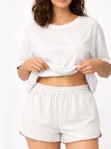 Pijama de viscosa y lino, color blanco, compuesto por una remera de manga corta y un short con elástico en la cintura.