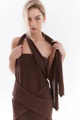 Vestido corto strapless de color negro con destellos en lúrex, de diseño recto y falda con volados.