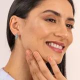 Aros tipo argolla de plata 925 con cuentas de jade verde facetado. Cierre a presión.