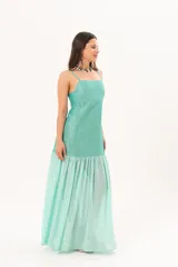 Vestido largo color verde agua, con tirantes finos, escote recto y falda larga fluida con panel fruncido en la parte superior.