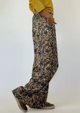 Pantalón palazzo de viscosa con estampado étnico en tonos verde oliva, beige y marrón.