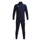 Conjunto deportivo Under Armour Challenger negro, compuesto por campera con cierre y pantalón. Ambos con logo de la marca en color blanco.