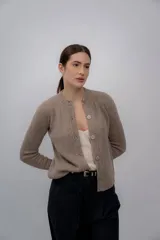 Cardigan marrón claro de punto con cuello redondo y cierre frontal con botones.
