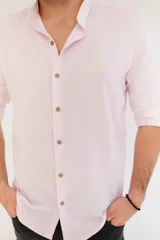 Camisa rosa claro de algodón con cuello mao, manga larga y cierre con botones.