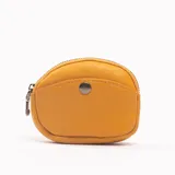 Monedero amarillo de cuero con cierre de cremallera y bolsillo externo con broche metálico.