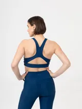 Top deportivo negro, tipo bralette o sujetador deportivo, con escote redondo y tirantes anchos.