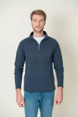 Sweater azul de algodón con cuello alto y medio cierre con cremallera.
