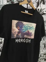 Remera negra de manga corta con estampado de Dabi, personaje de Boku no Hero Academia, y el logo de la marca Makosh.