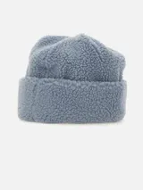 Gorro tipo beanie de Carhartt confeccionado en tejido de pelo sintético suave y texturado, con diseño de puño doblado y etiqueta tejida con el logo de la marca en el frente.