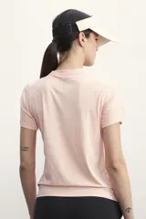Remera deportiva de manga corta, color lila pálido, con cuello redondo y ajuste al cuerpo. Presenta una textura sutilmente rayada o con micro-tejido visible.