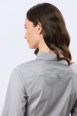 Camisa rayada de manga larga, confeccionada en mezcla de algodón, con cuello camisero clásico y cierre frontal de botones.