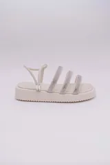 Sandalias negras con plataforma y tres tiras horizontales con apliques brillantes.