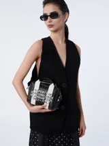Chaleco oversize negro con solapas, doble botonadura y bolsillos de ojal.
