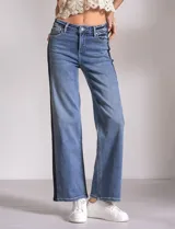 Jean wide leg de tiro medio-alto, color azul con franja vertical en denim oscuro en los laterales. Cuenta con cinco bolsillos y pretina con pasadores, botón y cierre.