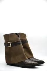 Bota corta de diseño sofisticado que combina texturas. Presenta puntera en cuero grabado tipo croco y caña en gamuza suave. Incluye una correa decorativa con hebilla metálica en el tobillo y taco bajo.