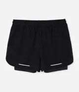 Bermuda deportiva Get Over de poliamida negra, con acabado exterior perforado, cintura elástica con cordón ajustable y short interior de compresión.