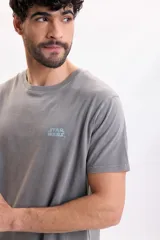 Remera gris oscuro de manga corta con estampa en la espalda inspirada en Star Wars.