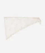 Pañuelo triangular de encaje color crudo, con textura floral, bordado en relieve y terminación ondulada en los bordes.