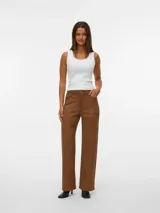Pantalón de corte recto y tiro medio, confeccionado en tela de gamuza color marrón, con cierre frontal y bolsillos laterales.