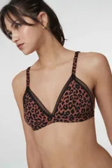 Soutien triangular de microfibra color ladrillo con estampado animal print de leopardo en negro. Tiene puntilla de encaje negro en el borde superior y breteles regulables.