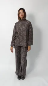 Pantalón de corte recto y tiro alto con estampado animal print. Confeccionado en tejido plisado con cintura elástica para mayor comodidad.