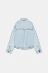 Cazadora de denim color verde militar, con cuello solapa, manga larga, bolsillos frontales de plastrón y cierre de botones metálicos.