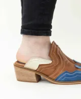 Zueco marrón de cuero vacuno con detalles bordados de estilo texano, forrado en cuero vacuno, con taco de madera de 3 cm y suela de cuero.